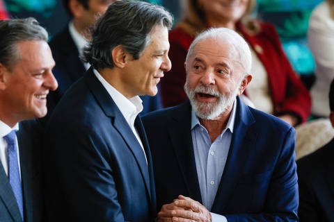 BRASILIA,DF, 01-07-2025:  O presidente Luiz Inácio Lula da Silva participa de cerimônia de lançamento do Plano Safra 2025, no Palácio do Planalto . Na imagem com Fernando Haddad, ministro da Fazenda (FOTO: Gabriela Biló/Folhapress, POLITICA)