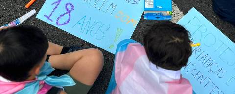 Crianças pintam cartazes durante oficina organizada pela ONG Crianças Trans Existem, na Parada do Orgulho LGBT+, em São Paulo