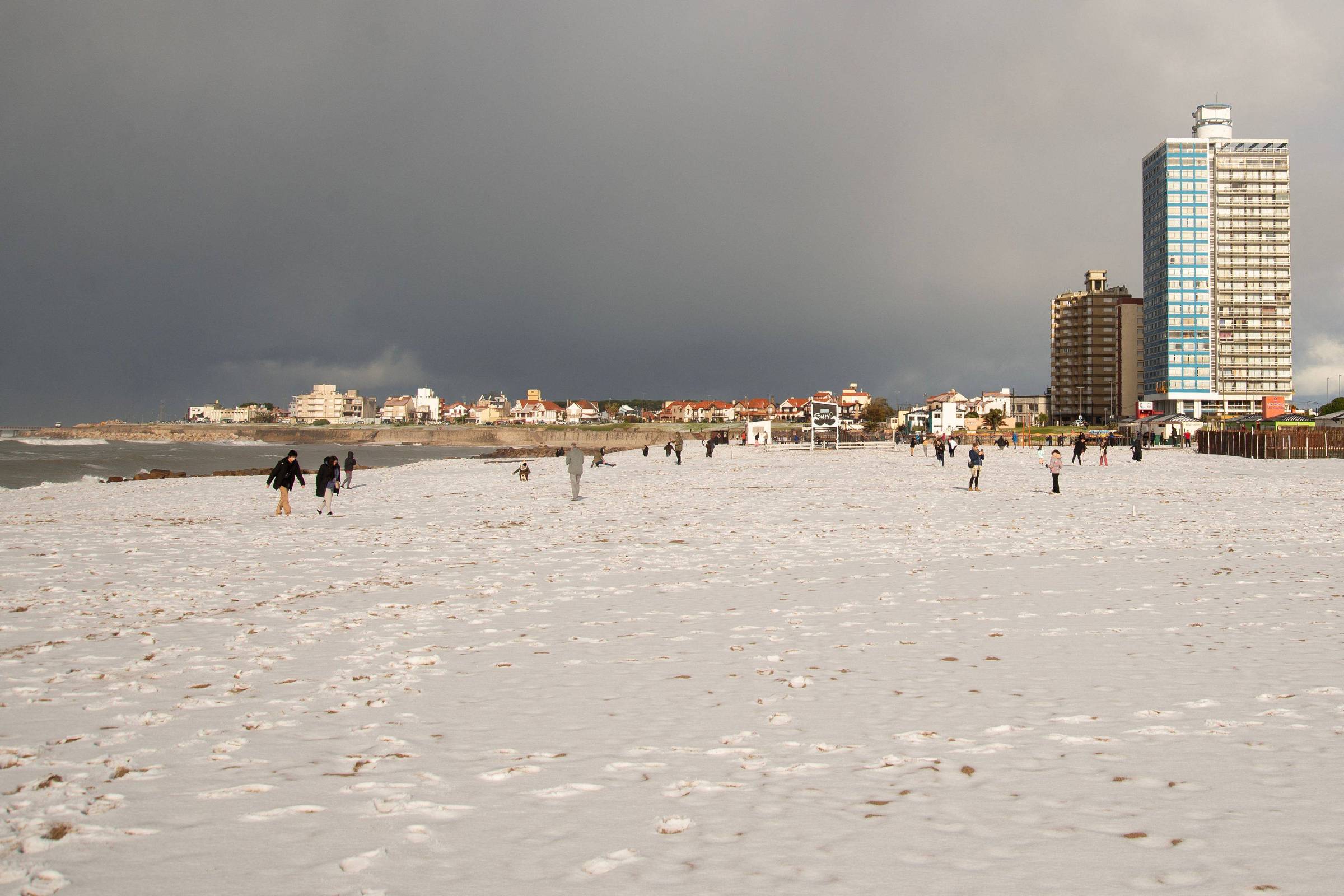 Praias perto de Buenos Aires registram queda de neve pela 1ª vez em três décadas