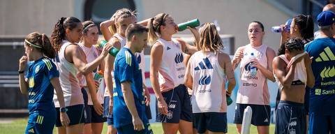 Spain's players drink during a training ahead of the UEFA Women's Euro 2025 football tournament, at Juan-Antonio Samaranch Stadium, in Lausanne, on July 1, 2025. Spain's two-time Ballon d'Or winner Aitana Bonmati has joined up with their Euro 2025 squad in Switzerland after having treatment for viral meningitis, the Spanish Football Federation (RFEF) announced on Monday. (Photo by Fabrice COFFRINI / AFP)