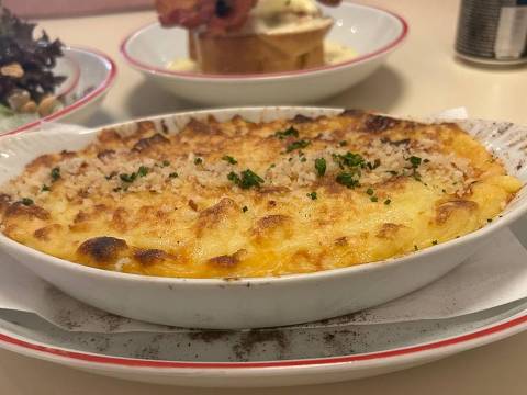 Torta de frango, uma espécie de escondidinho de batata com a ave, gratinada a lenha (R$ 56)