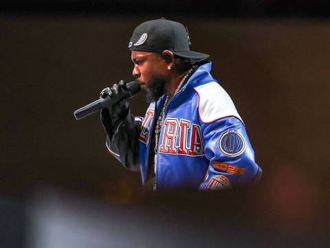 NEW ORLEANS, LOUISIANA - FEBRUARY 09: Kendrick Lamar performs onstage during Apple Music Super Bowl LIX Halftime Show at Caesars Superdome on February 09, 2025 in New Orleans, Louisiana.   Gregory Shamus/Getty Images/AFP (Photo by Gregory Shamus / GETTY IMAGES NORTH AMERICA / Getty Images via AFP)