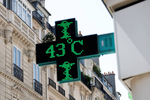 A pharmacy thermometer shows a temperature of 43 degrees Celsius as an early summer heatwave hits Paris, France, July 1, 2025. REUTERS/Benoit Tessier ORG XMIT: PAR100