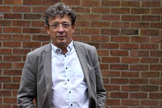 Scruter la moindre lésion, ouvrir le cadavre, le recoudre: un médecin légiste belge passionne le public en racontant tout de ses autopsies