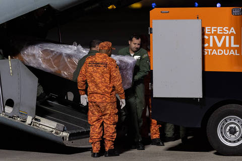 RIO DE JANEIRO, RJ, BRASIL, 01-07-2025: Urna com o corpo da turista brasileira Juliana Marins, 26, que morreu em uma trilha no vulcão Rinjani, na Indonésia, chega ao aeroporto do Galeão, no Rio de Janeiro. A previsão é que o corpo passe por uma segunda autópsia no IML do Rio. (Foto: Eduardo Anizelli/Folhapress, COTIDIANO) ORG XMIT: JULIANA MARINS - RIO