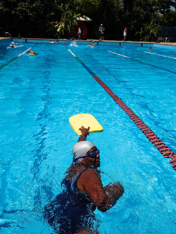 SÃO PAULO, SP, BRASIL, 08.11.2023: NATAÇÃO-ESPORTE - Aula de natação no Centro Esportivo Ibirapuera. Guia das piscinas dos centros esportivos de São Paulo. (Foto: Zanone Fraissat/Folhapress)