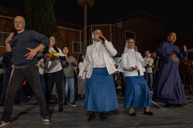 As freiras que conquistam fiéis com música e dança