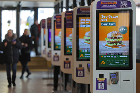 A view shows self-service kiosks advertising the Big Hit burger, the new alternative to the Big Mac, at a restaurant of the Vkusno & tochka fast food chain, the Russian successor brand to McDonald's, in Moscow, Russia March 1, 2023. REUTERS/Evgenia Novozhenina ORG XMIT: M001
