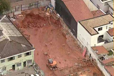 Rompimento de uma tubulação da Sabesp na rua Chico de Paula, na Freguesia do Ó, na manhã desta quarta-feira (2) provocou alagamento em várias residências da região e também rachaduras nos imóveis mais próximos; o rompimento ocorreu na frente da obra de construção de um prédio
