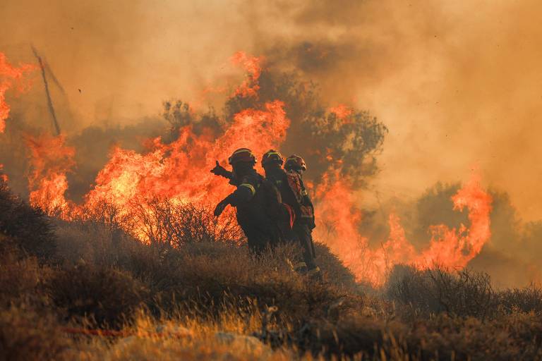Incêndios florestais ameaçam Atenas e Creta em meio a onda de calor na Europa