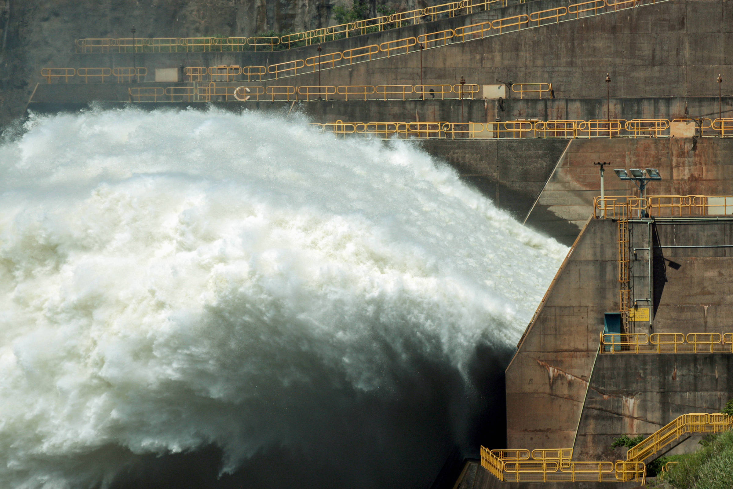 Brasileiros e paraguaios processam Itaipu por transparência