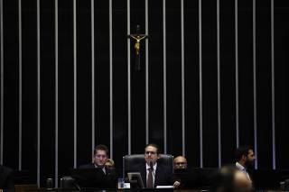 Hugo Motta preside votação sobre IOF no plenário da Câmara