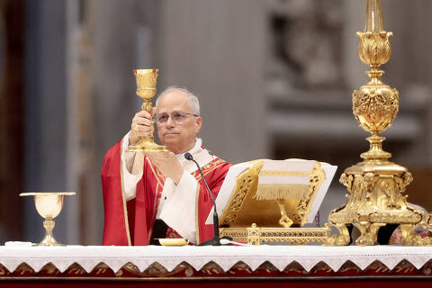 FILE PHOTO: Pope Leo XIV celebrates the Mass on the Solemnity of Saints Peter and Paul, Apostles in St Peter's Basilica, at the Vatican June 29, 2025. REUTERS/Remo Casilli/File Photo ORG XMIT: FW1