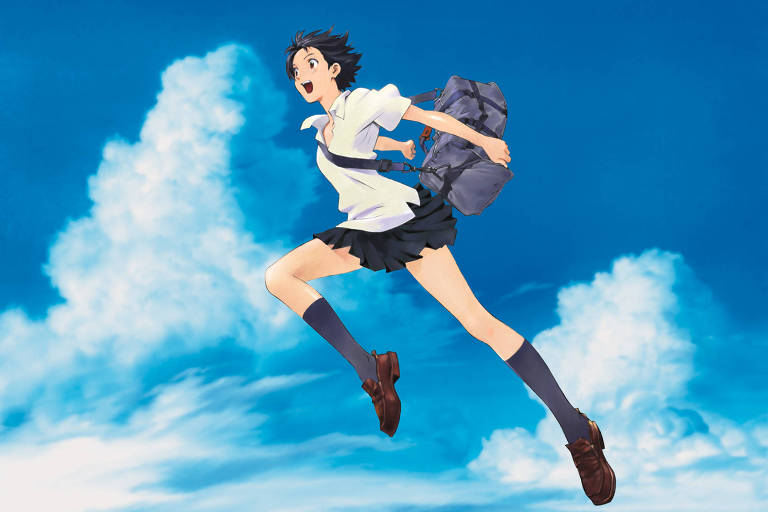 Uma personagem de anime feminina está correndo em um fundo azul claro com nuvens brancas. Ela usa uma camisa branca, uma saia curta preta e meias até os joelhos. A personagem tem cabelo curto e escuro, e carrega uma mochila nas costas.