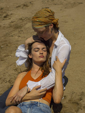 Vicky Krieps e Emma Mackey em cena do filme 'Hot Milk', de Rebecca Lenkiewicz