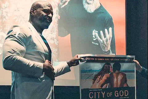 Em visita à O2 Filmes, Terry Crews recebe cartaz de Cidade de Deus autografado por Fernando Meirelles - (Foto: Reprodução/o2filmes no Instagram) DIREITOS RESERVADOS. NÃO PUBLICAR SEM AUTORIZAÇÃO DO DETENTOR DOS DIREITOS AUTORAIS E DE IMAGEM