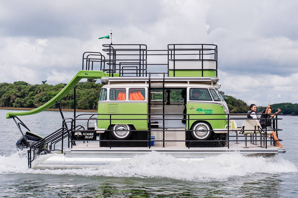 Kombi feita em fibra de vidro vira barco com tobogã e motor de 200 cv; veja fotos