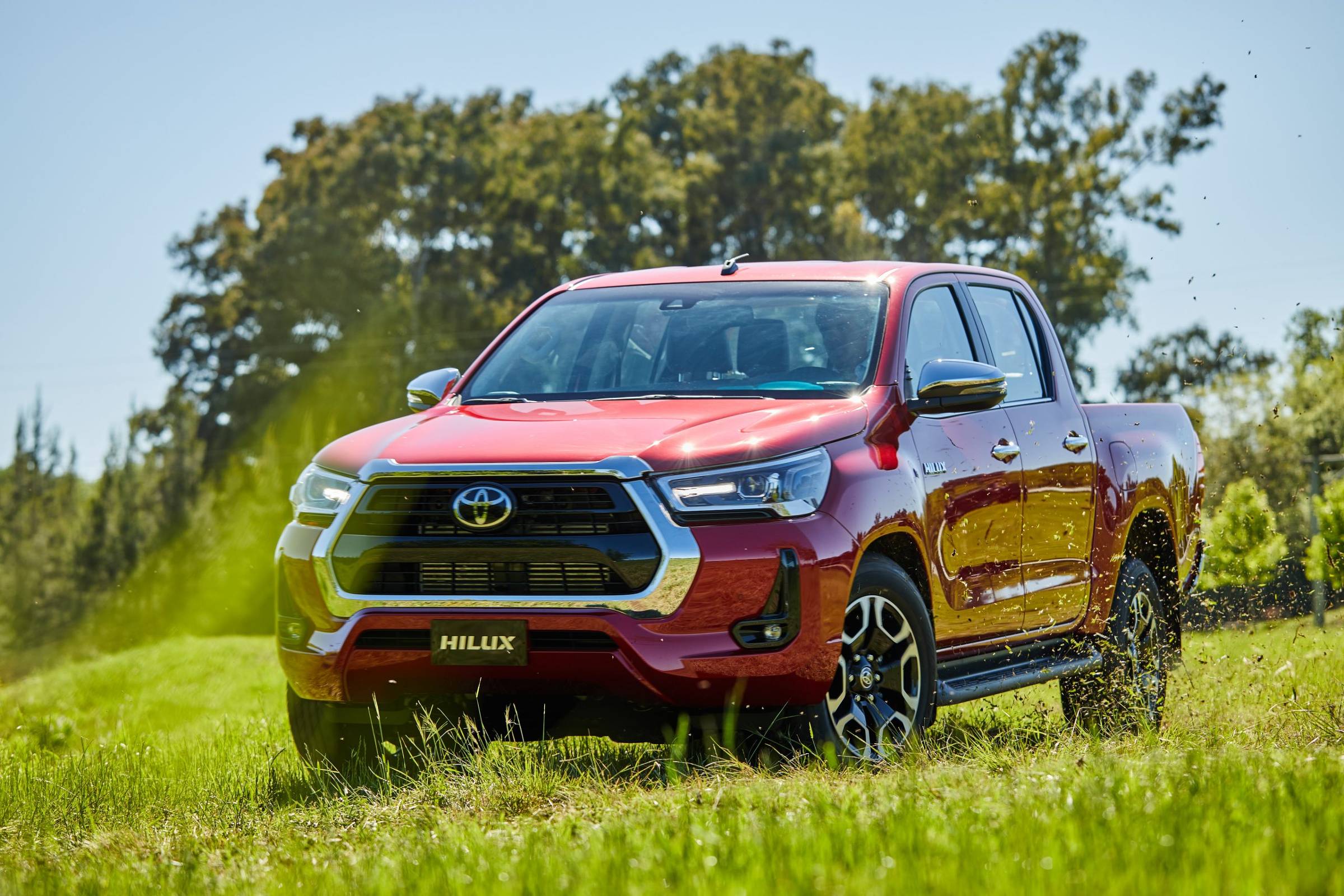 Toyota Hilux SRX oferece robustez, mas sente o peso da idade; veja teste