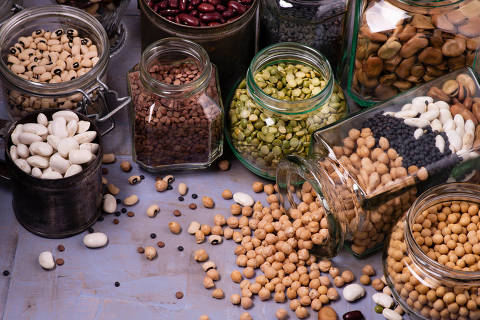 large variety of dried legumes in glass jars. background texture with top view.Credito  Luigi Giordano /AdobeStock DIREITOS RESERVADOS. NÃO PUBLICAR SEM AUTORIZAÇÃO DO DETENTOR DOS DIREITOS AUTORAIS E DE IMAGEM