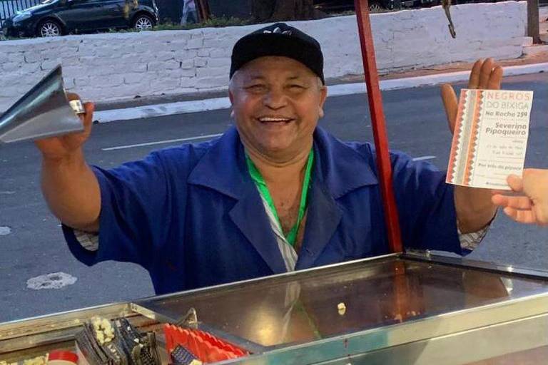 O pipoqueiro Severino João de Lima, 64 anos, em frente ao teatro Sérgio Cardoso, na Bela Vista (região central de São Paulo)