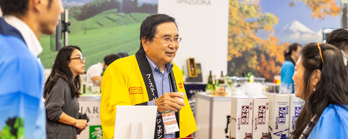 Homem participa da Expo Japan, evento de produtos japoneses no Festival do Japão