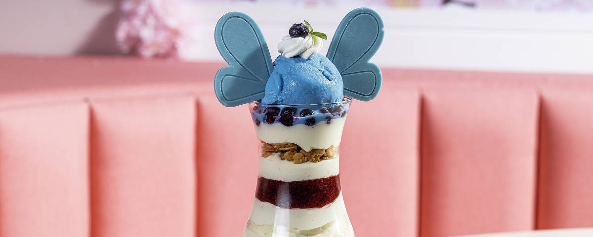 Parfait, sobremesa em camadas, do café temático de Cardcaptor Sakura, na Liberdade