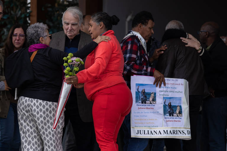 Juliana Marins, morta na Indonésia, é velada em Niterói - 04/07/2025 - Cotidiano - Folha