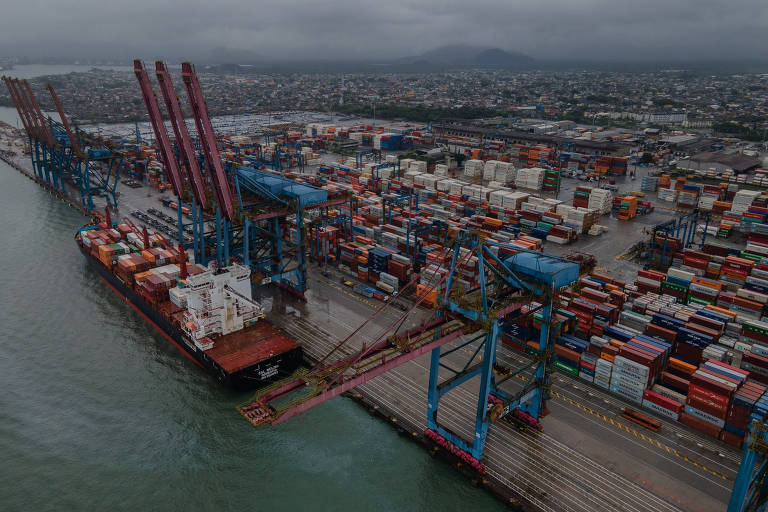 Superávit comercial do Brasil cai 27,6% no 1º semestre e governo reduz saldo estimado para o ano