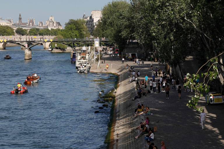 Rio Sena, em Paris, é reaberto para banho da população neste sábado, após mais de um século