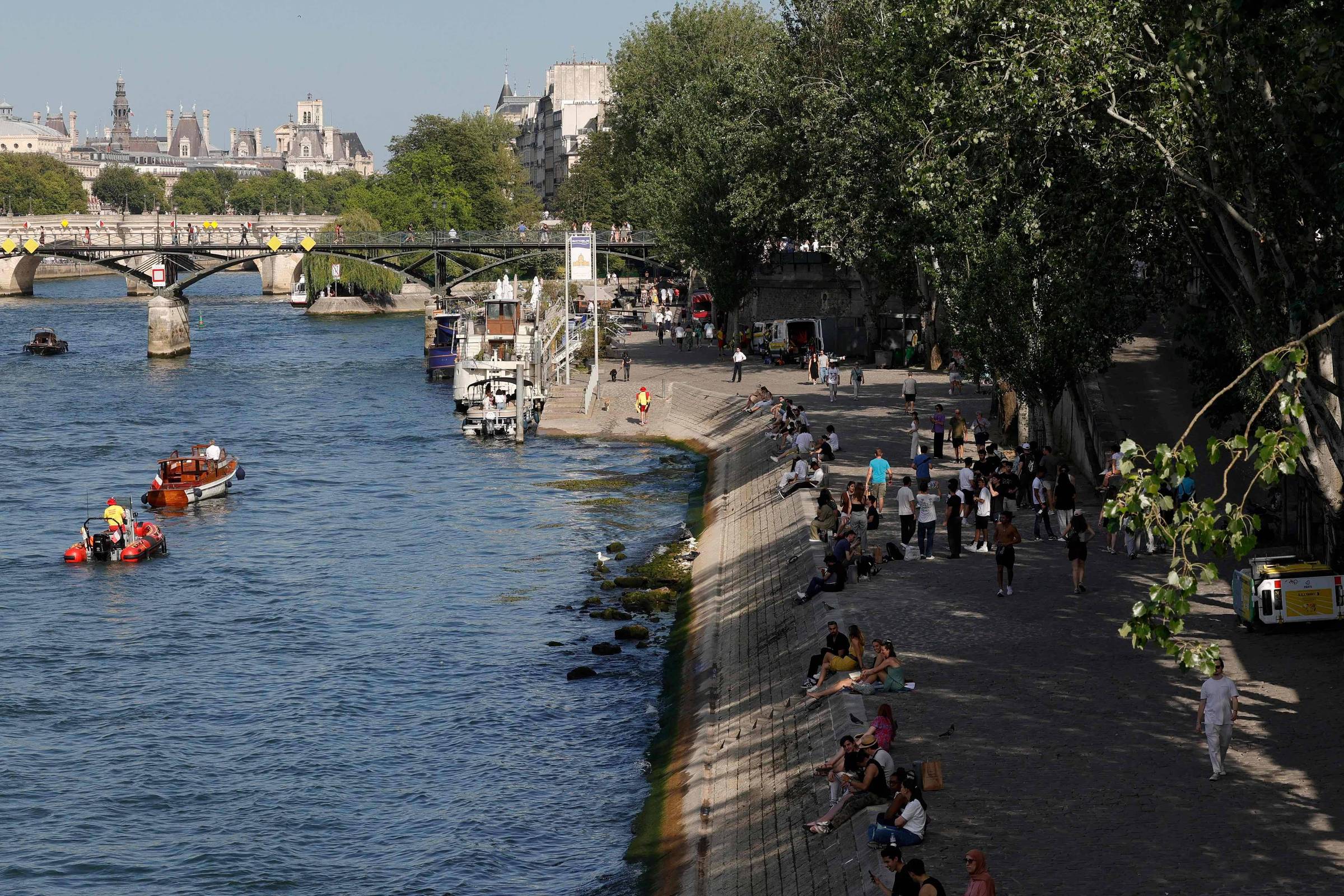 Rio Sena, em Paris, é reaberto para banho da população neste sábado, após mais de um século