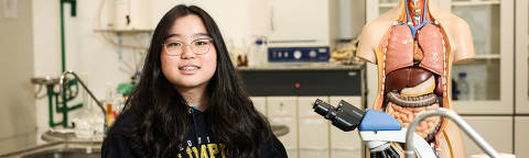 SAO PAULO/ SP, BRASIL, 21/06/2025: Retrato de Caroline Ayumi Okumura, 16, no laboratório do colégio Etapa Vergueiro. Ela é a única garota brasileira a conseguir uma vaga na olimpíada mundial de biologia, nas Filipinas, em julho.  (Foto: Zanone Fraissat/Folhapress, COTIDIANO)***EXCLUSIVO****