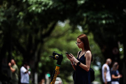 SAO PAULO/ SP, BRASIL, 16.02.2025: Pessoas enfrentam altas temperaturas no início da tarde deste domingo na Avenida Paulista. (Foto: Zanone Fraissat/Folhapress, COTIDIANO)***EXCLUSIVO****