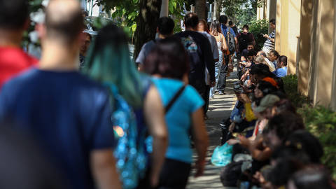 SÃO PAULO, SP 18/05/2024 - Participantes acabam a primeira prova do CNU, o  Enem dos Concursos e aguardam a segunda prova do dia , que esta sendo realizado neste domingo na  Unip Barra Funda, escola que ten mais candidatos  em São Paulo.As provas ocorrem após adiamento por chuvas no Sul. (FOTO: Felipe Iruatã/ Folhapress.