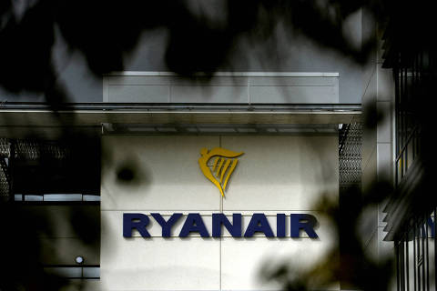 FILE PHOTO: General view of the Ryanair logo at their headquarters in Dublin, Ireland, September 16, 2021. REUTERS/Clodagh Kilcoyne/File Photo ORG XMIT: FW1