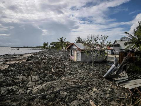 A house is pictured on the coast of the Weg naar Zee resort in Paramaribo on May 23, 2025. Coastal erosion is spreading in Paramaribo, the capital of Suriname, a small South American country affected by rapid sea level rise caused by climate change. (Photo by Juan BARRETO / AFP)