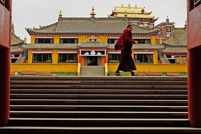 Por dentro do monastério de monges tibetanos que tentam resistir à China