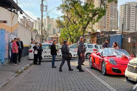 Porsche de empresário morto a tiros em Guarulhos neste sábado (5) pátio da delegacia em que o caso foi registrado