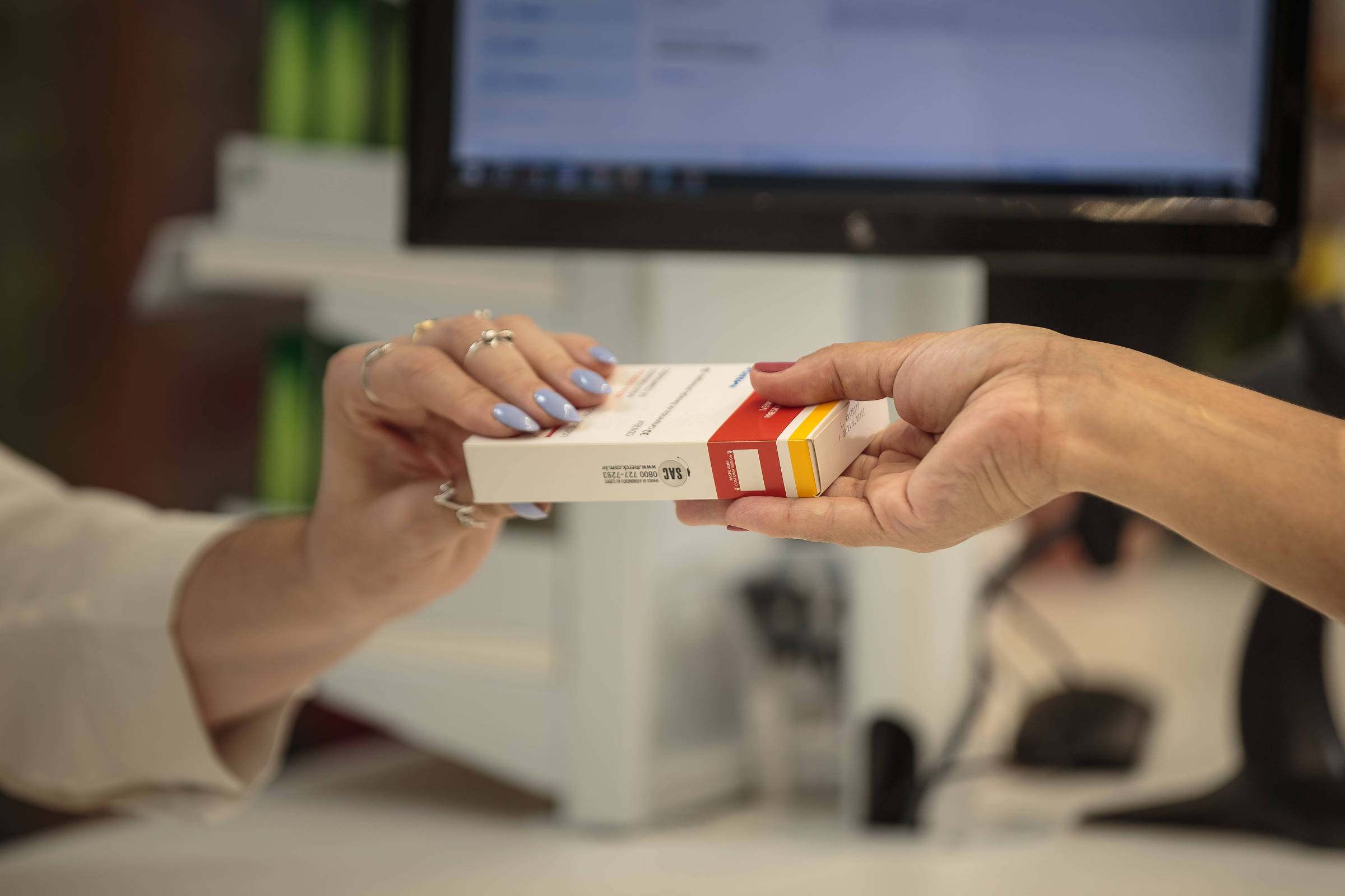 52% dos brasileiros consultam farmacêuticos para comprar remédios