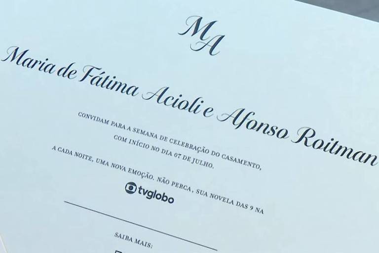 A imagem mostra um convite de casamento em um envelope. O convite é branco e apresenta as iniciais 'MA' no topo, seguidas pelo nome 'Maria de Fátima Acioli e Afonso Roitman'. Abaixo, há um texto que menciona a cerimônia de casamento e a data. Na parte inferior, está o logotipo da TV Globo. O fundo da imagem é um pouco desfocado, com um clima de evento formal.