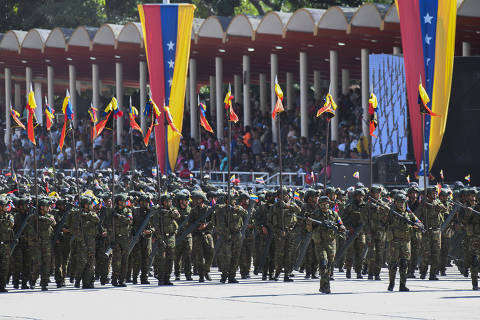 (250705) -- CARACAS, 5 julio, 2025 (Xinhua) -- Integrantes de la Fuerza Armada Nacional Bolivariana participan en el desfile por el 214 aniversario de la Declaración de la Independencia, en Caracas, Venezuela, el 5 de julio de 2025. (Xinhua/Marcos Salgado) (ms) (oa) (da)