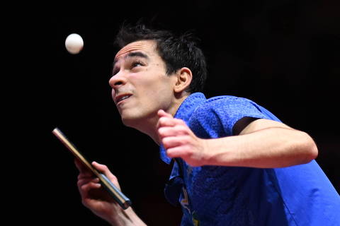 (250525) -- DOHA, 25 mayo, 2025 (Xinhua) -- Hugo Calderano sirve la pelota durante la final de individuales masculinos entre Wang Chuqin, de China, y Hugo Calderano, de Brasil, en las Finales del Campeonato Mundial de Tenis de Mesa de la ITTF Doha 2025, en Doha, Qatar, el 25 de mayo de 2025. (Xinhua/Xiao Yijiu) (rtg) (ah)