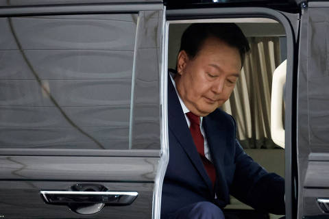 South Korea's former President Yoon Suk Yeol arrives at Seoul High Prosecutor's Office to attend questioning after being summoned as part of a probe by a special prosecutor into his botched attempt to declare martial law, in Seoul, South Korea, June 28, 2025. REUTERS/Kim Soo-hyeon REFILE - CORRECTING LOCATION FROM 