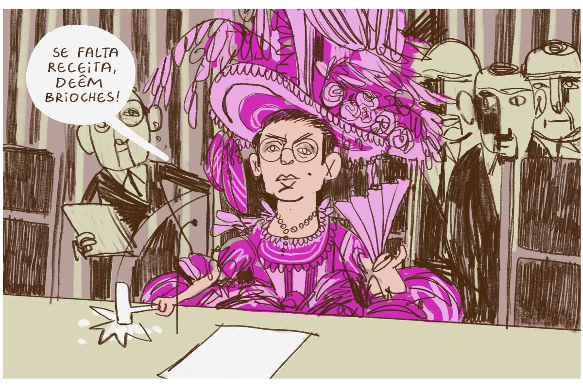 A imagem é uma caricatura de uma mulher vestindo um vestido extravagante e um grande chapéu decorado, sentada em uma mesa em um ambiente que parece ser um tribunal. Ela tem uma expressão séria e está falando, com um balão de fala que diz: 'SE FALTA RECEITA, DÊM BRIOCHES!'. Ao fundo, há figuras de homens com aparência formal, possivelmente juízes ou advogados, observando a cena.