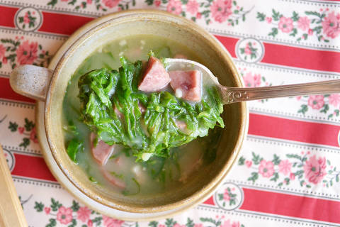 Caldo verde tem base de batata e leva couve-manteiga e linguiça portuguesa para dar sabor.Credito Juliana Ventura / Folhapress 