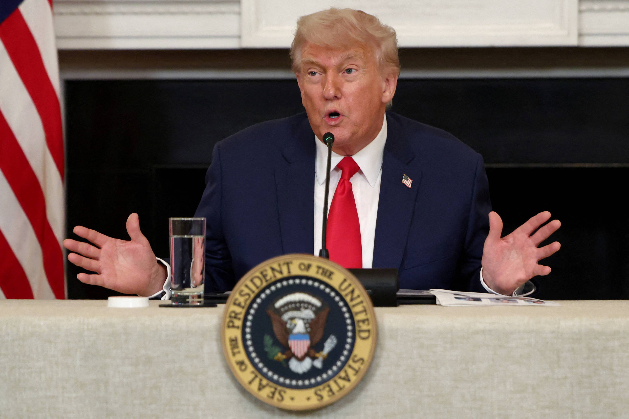 Dólar abre em queda nesta terça-feira após anúncio de tarifas de Trump