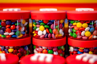 Health Secretary Robert F. Kennedy Jr. has used peer pressure to persuade food makers to nix synthetic dyes. The candy industry is holding out, arguing American consumers like bright sweets. (Hilary Swift/The New York Times)