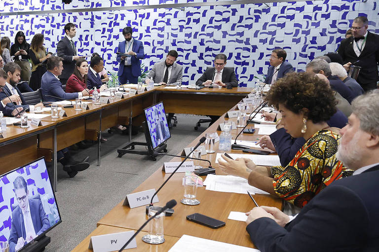 Reunião de líderes na Câmara tem desagravo a Motta e críticas ao governo Lula