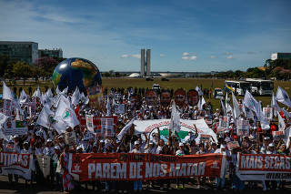 Ativistas marcham contra o PL que flexibiliza licenciamento ambiental