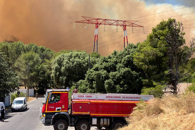 Incêndio florestal em Marselha, na França, força confinamento e cancela dezenas de voos