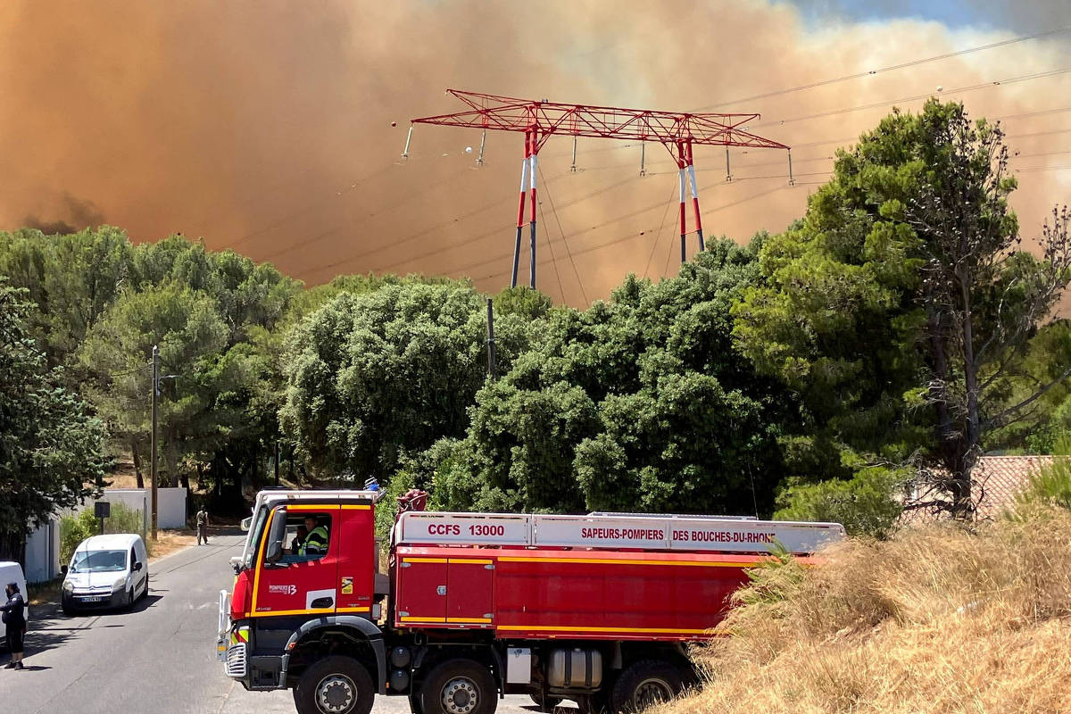 Incêndio florestal em Marselha, na França, força confinamento e cancela dezenas de voos